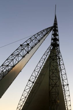 İsrail'de büyük bir şehrin sokaklarında mimari ve inşaat geometrik rakamlar 