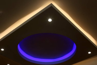 İsrail'de büyük bir şehrin sokaklarında mimari ve inşaat geometrik rakamlar 