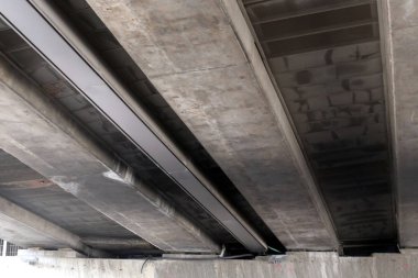 İsrail'de büyük bir şehrin sokaklarında mimari ve inşaat geometrik rakamlar 