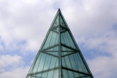 İsrail'de büyük bir şehrin sokaklarında mimari ve inşaat geometrik rakamlar 