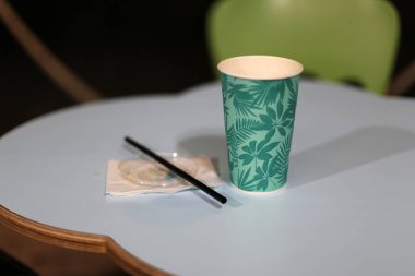 soğuk su ve alkolsüz içecekler bir bardak ve bir şişe dökülür 