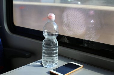 soğuk su ve alkolsüz içecekler bir bardak ve bir şişe dökülür 