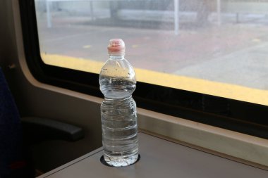 soğuk su ve alkolsüz içecekler bir bardak ve bir şişe dökülür 