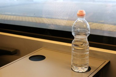 soğuk su ve alkolsüz içecekler bir bardak ve bir şişe dökülür 