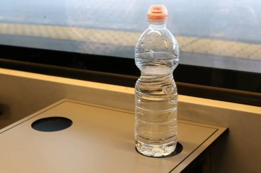 soğuk su ve alkolsüz içecekler bir bardak ve bir şişe dökülür 