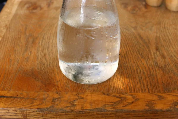 Acqua Fredda Bevande Analcoliche Vengono Versate Bicchiere Una Bottiglia — Foto Stock