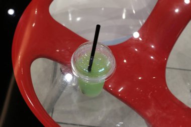 soğuk su ve alkolsüz içecekler bir bardak ve bir şişe dökülür 