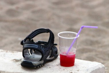 soğuk su ve alkolsüz içecekler bir bardak ve bir şişe dökülür 