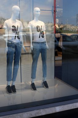 İsrail'de büyük bir mağazada reklam ürünleri 