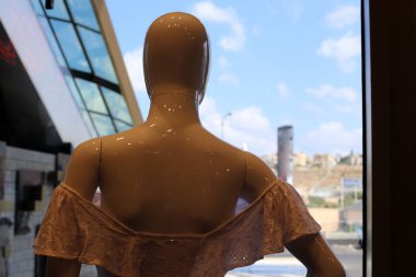 İsrail'de büyük bir mağazada reklam ürünleri 