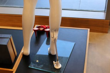 İsrail'de büyük bir mağazada reklam ürünleri 