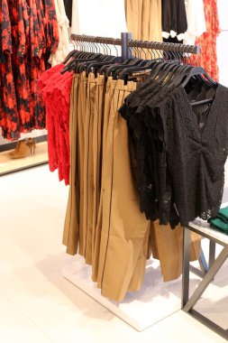 İsrail'de büyük bir mağazada reklam ürünleri 