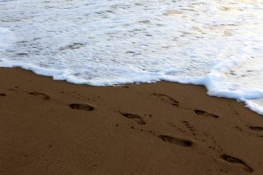 İsrail'in kuzeyinde Akdeniz kıyılarında kum ayak izleri 