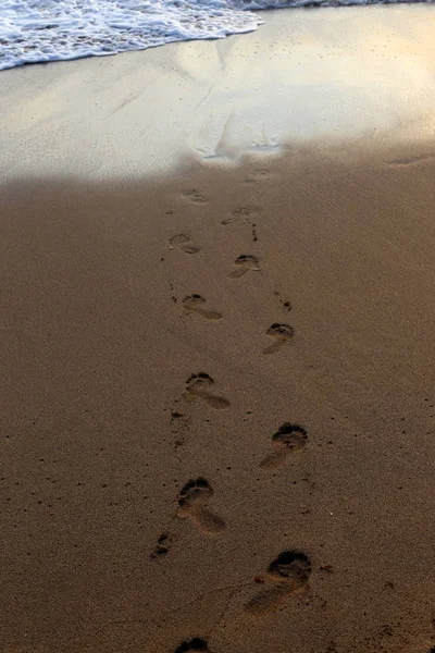 İsrail'in kuzeyinde Akdeniz kıyılarında kum ayak izleri 