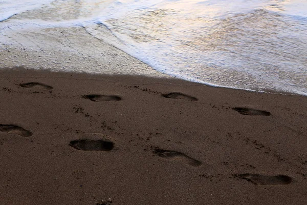 Voetafdrukken Het Zand Aan Oevers Van Middellandse Zee Het Noorden — Stockfoto