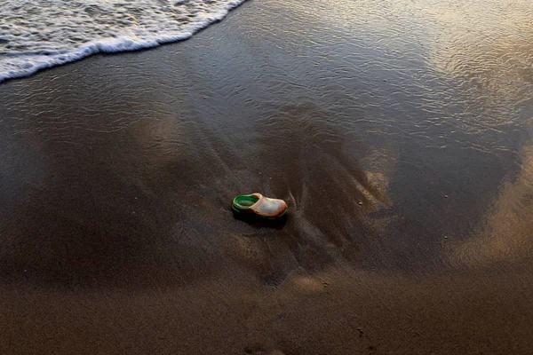 İsrail'in kuzeyinde Akdeniz kıyılarında kum ayak izleri 