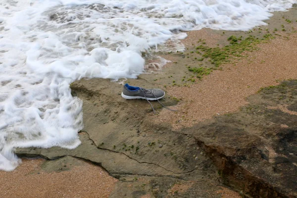 İsrail'in kuzeyinde Akdeniz kıyılarında kum ayak izleri 