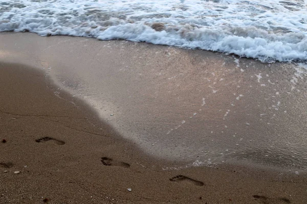 İsrail'in kuzeyinde Akdeniz kıyılarında kum ayak izleri 