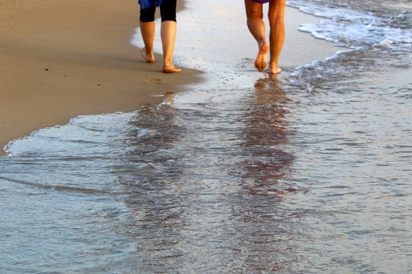 イスラエル北部の地中海岸の砂の足跡 — ストック写真
