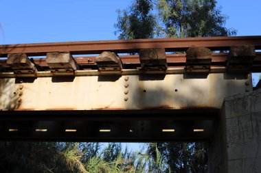 İsrail'in kuzeyinde eski demiryolu demiryolu köprüsü 