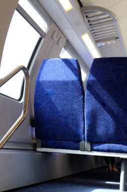 İsrail devletinin kuzeyinde bir tren istasyonunda demiryolu ve demiryolu vagonları 