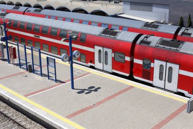 İsrail devletinin kuzeyinde bir tren istasyonunda demiryolu ve demiryolu vagonları 