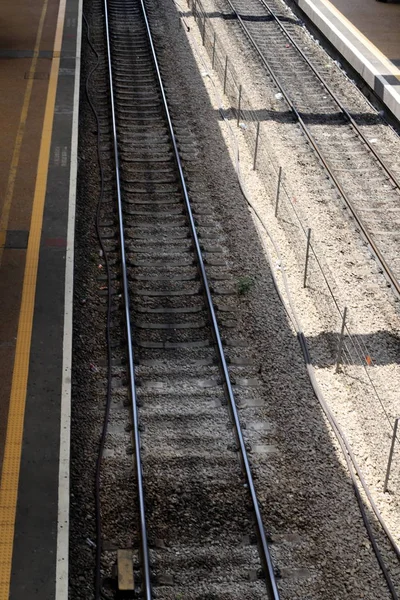 이스라엘 북부의 기차역에서 선로와 — 스톡 사진