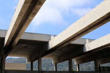 İsrail devletinin kuzeyinde bir tren istasyonunda demiryolu ve demiryolu vagonları 