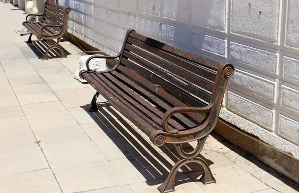 在以色列北部地中海沿岸的城市公园里 一张长凳 — 图库照片