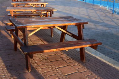 Bir bank İsrail'in kuzeyinde Akdeniz kıyısında bir şehir parkı duruyor 