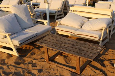 Bir bank İsrail'in kuzeyinde Akdeniz kıyısında bir şehir parkı duruyor 