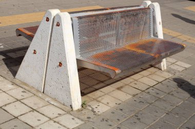 Bir bank İsrail'in kuzeyinde Akdeniz kıyısında bir şehir parkı duruyor 