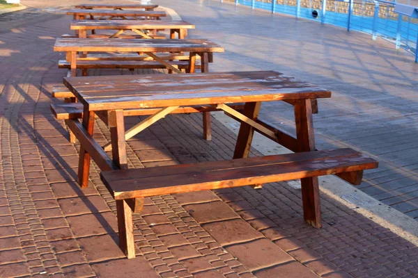 Una Panchina Sorge Parco Cittadino Sulle Rive Del Mar Mediterraneo — Foto Stock