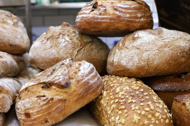 İsrail'de bir mağazada satılan ekmek ve fırın ürünleri 