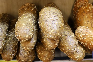 İsrail'de bir mağazada satılan ekmek ve fırın ürünleri 