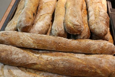 İsrail'de bir mağazada satılan ekmek ve fırın ürünleri 