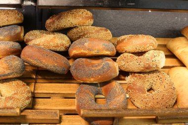 İsrail'de bir mağazada satılan ekmek ve fırın ürünleri 