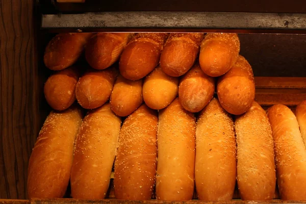 在以色列的一家商店出售的面包和面包制品 — 图库照片