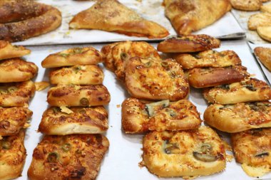 İsrail'de bir mağazada satılan ekmek ve fırın ürünleri 