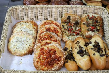 İsrail'de bir mağazada satılan ekmek ve fırın ürünleri 