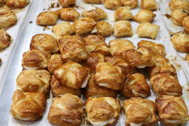 İsrail'de bir mağazada satılan ekmek ve fırın ürünleri 