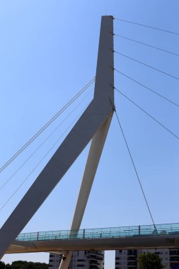 Köprü - İsrail devletinin kuzeyinde bir su engeli üzerine dikilmiş yapay bir yapı 