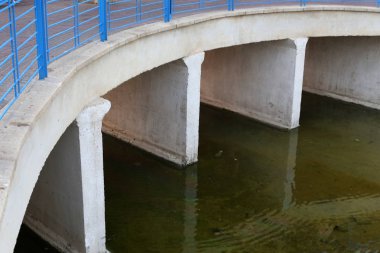 Köprü - İsrail devletinin kuzeyinde bir su engeli üzerine dikilmiş yapay bir yapı 