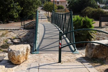 Köprü - İsrail devletinin kuzeyinde bir su engeli üzerine dikilmiş yapay bir yapı 