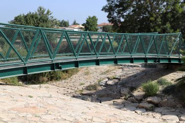 Köprü - İsrail devletinin kuzeyinde bir su engeli üzerine dikilmiş yapay bir yapı 