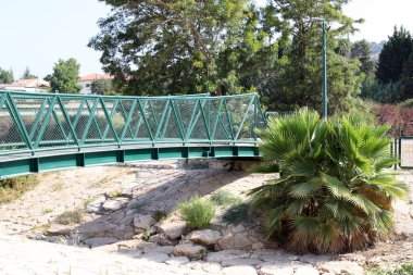 Köprü - İsrail devletinin kuzeyinde bir su engeli üzerine dikilmiş yapay bir yapı 