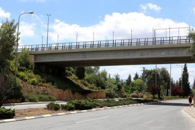 Köprü - İsrail devletinin kuzeyinde bir su engeli üzerine dikilmiş yapay bir yapı 