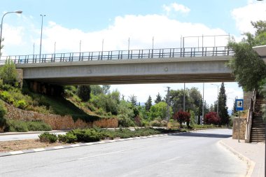 Köprü - İsrail devletinin kuzeyinde bir su engeli üzerine dikilmiş yapay bir yapı 