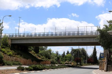 Köprü - İsrail devletinin kuzeyinde bir su engeli üzerine dikilmiş yapay bir yapı 