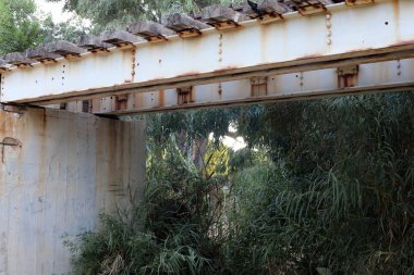 Köprü - İsrail devletinin kuzeyinde bir su engeli üzerine dikilmiş yapay bir yapı 